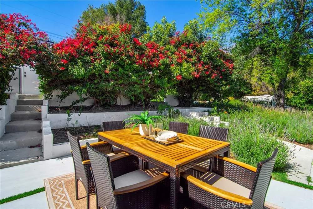 20100 Hatteras Street Woodland Hills, CA 91367