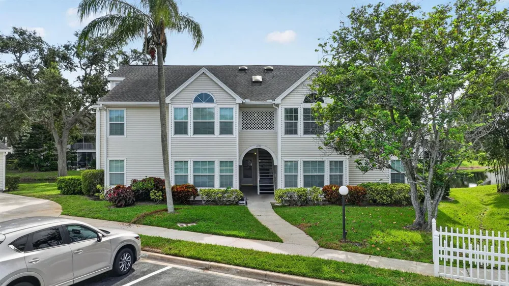 1975 WESTMINSTER CIRCLE #4 Vero Beach, FL 32966