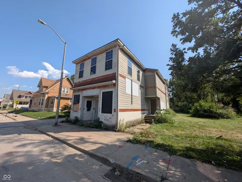 2615 E 10th Street