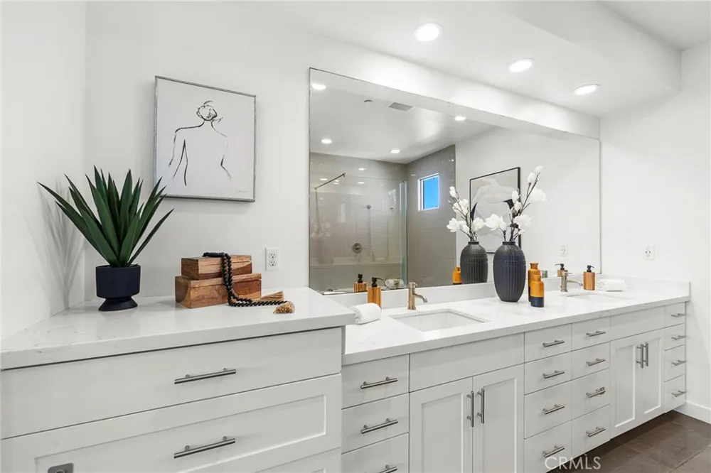 2111 Breakaway Costa Mesa, CA 92627