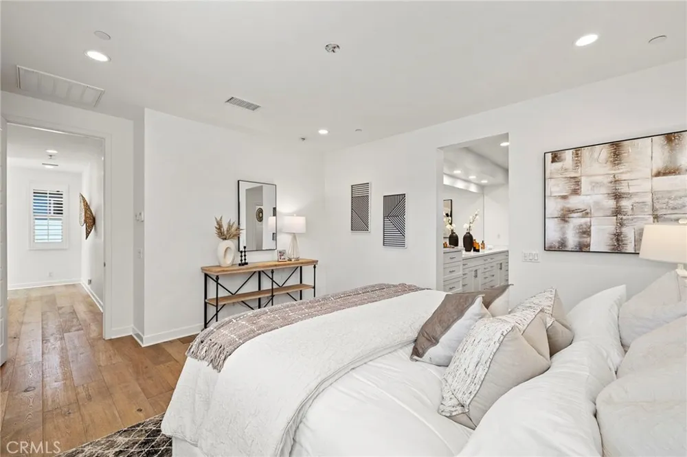 2111 Breakaway Costa Mesa, CA 92627