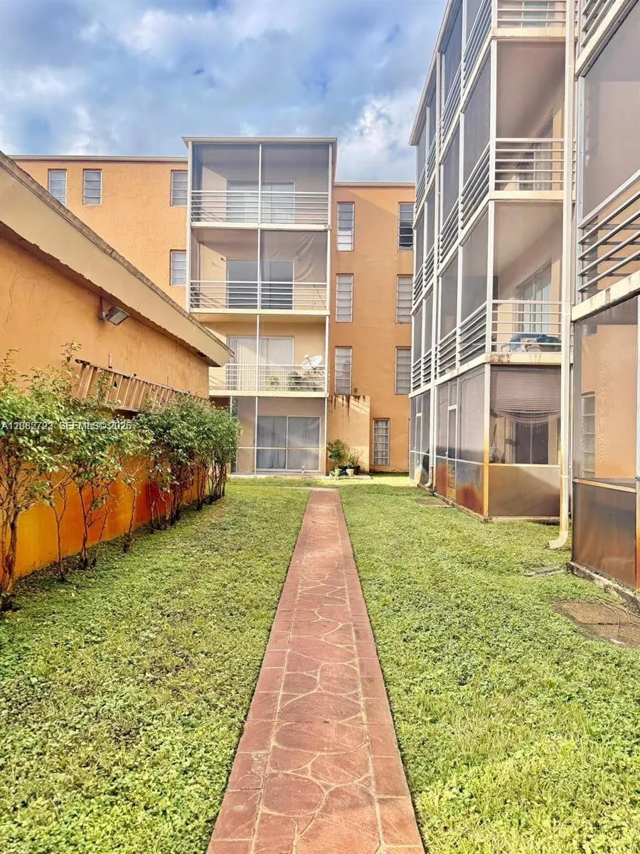 4848 NW 24th Ct #203 Lauderdale Lakes, FL 33313