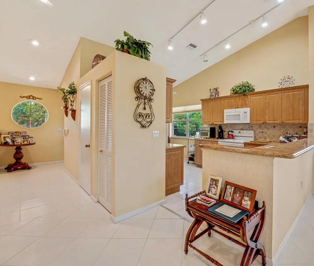 9805 Shadybrook 201 Drive #201 Boynton Beach, FL 33437