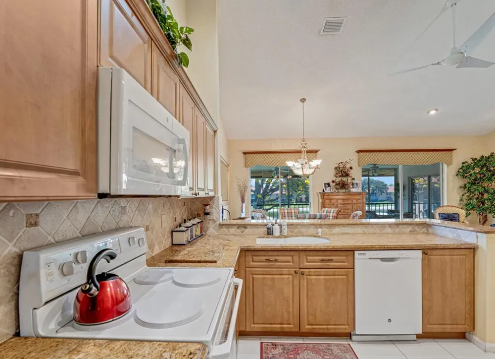 9805 Shadybrook 201 Drive #201 Boynton Beach, FL 33437