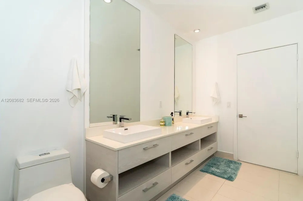55 SW 9th St #4206 Miami, FL 33130