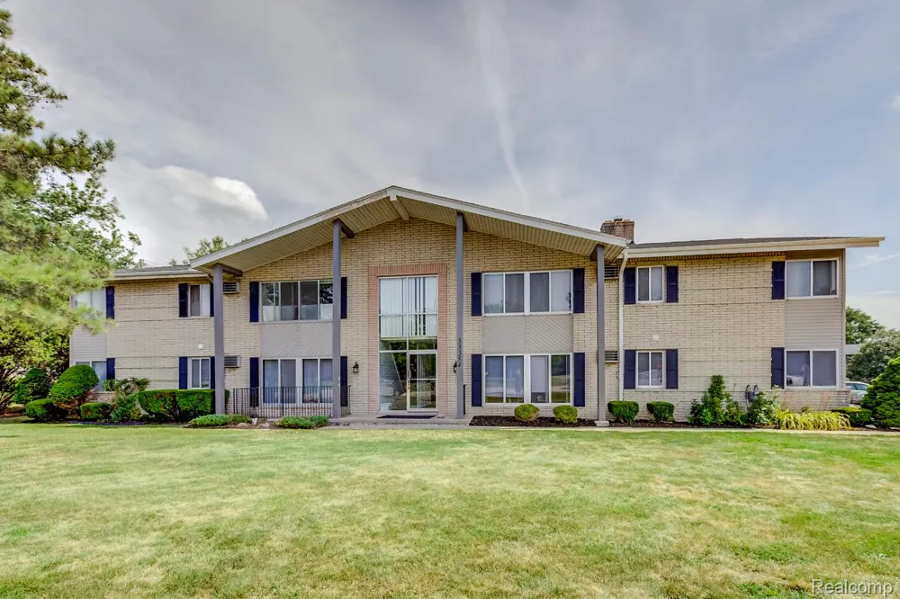 33354 Kingslane #8 Farmington City, MI 48336