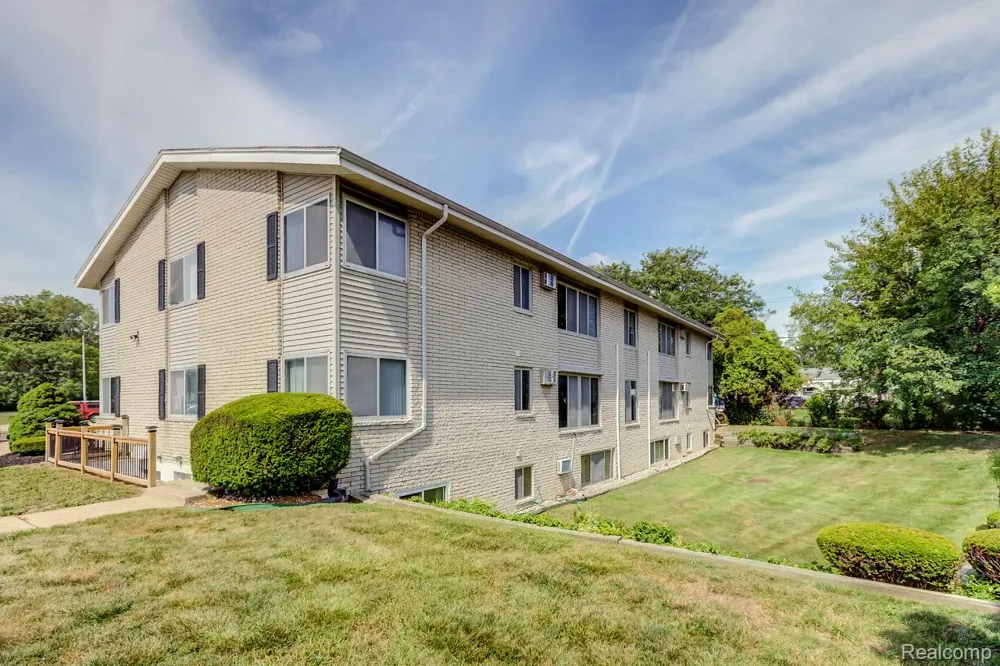33354 Kingslane #8 Farmington City, MI 48336
