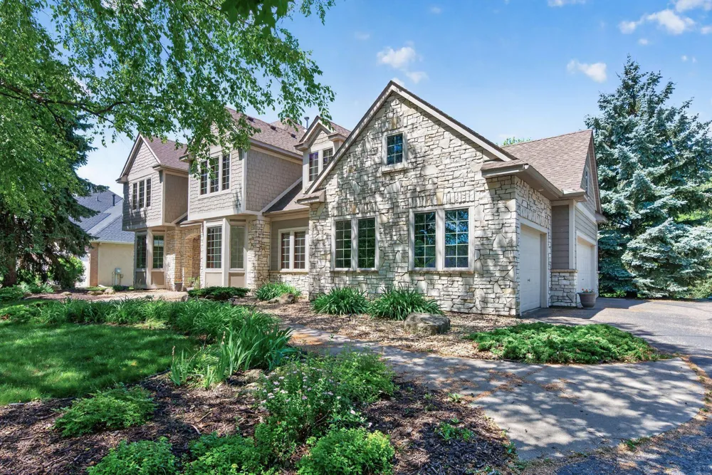 3034 Edgewater Drive Woodbury, MN 55125