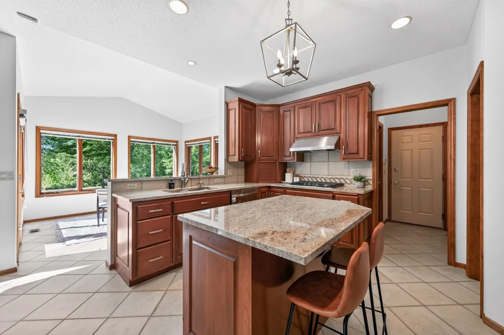 3034 Edgewater Drive Woodbury, MN 55125