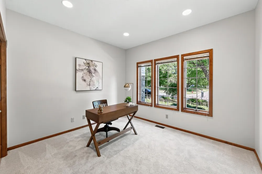 3034 Edgewater Drive Woodbury, MN 55125