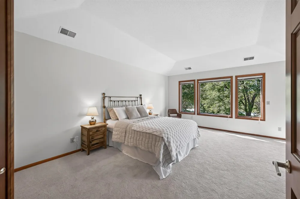 3034 Edgewater Drive Woodbury, MN 55125