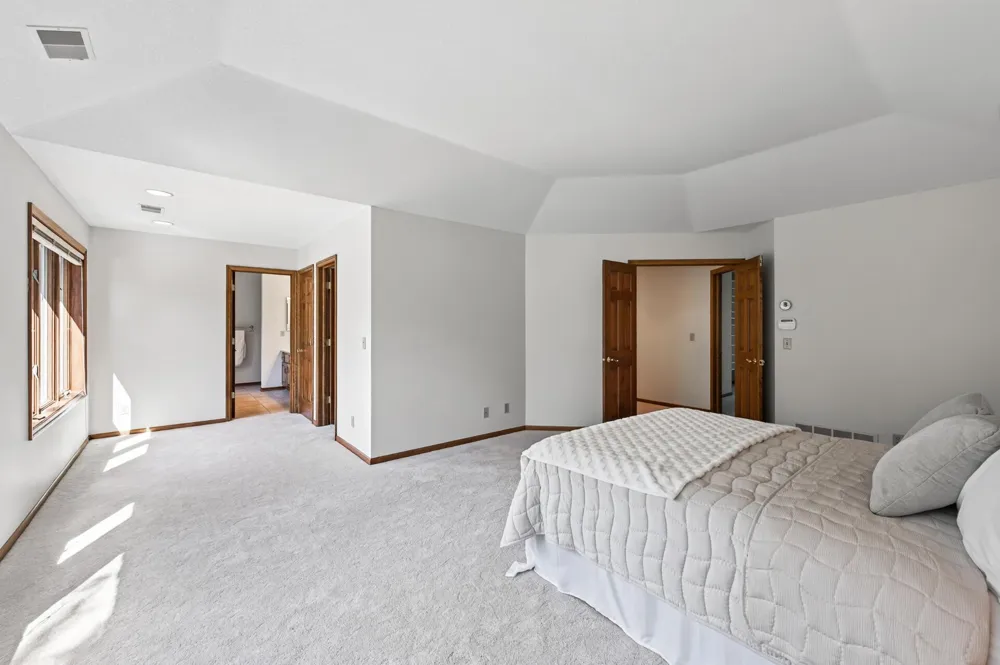 3034 Edgewater Drive Woodbury, MN 55125