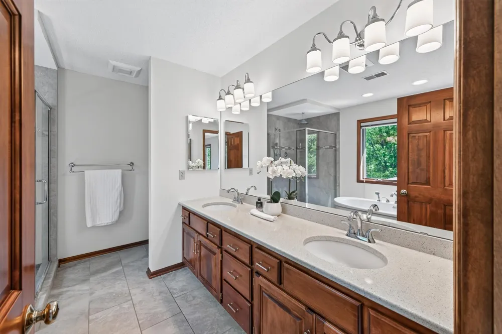 3034 Edgewater Drive Woodbury, MN 55125