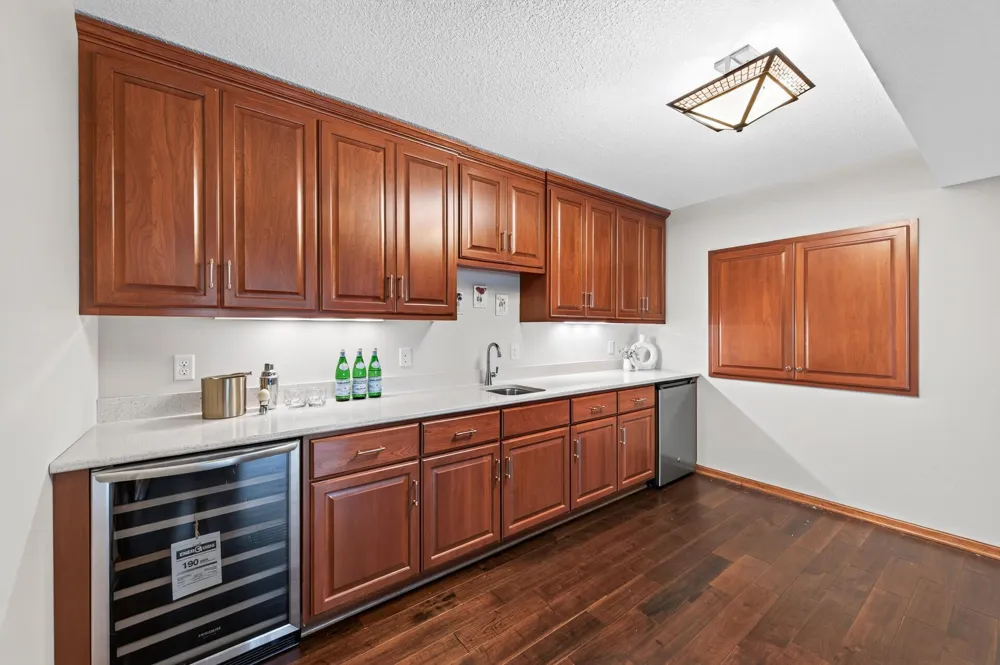 3034 Edgewater Drive Woodbury, MN 55125