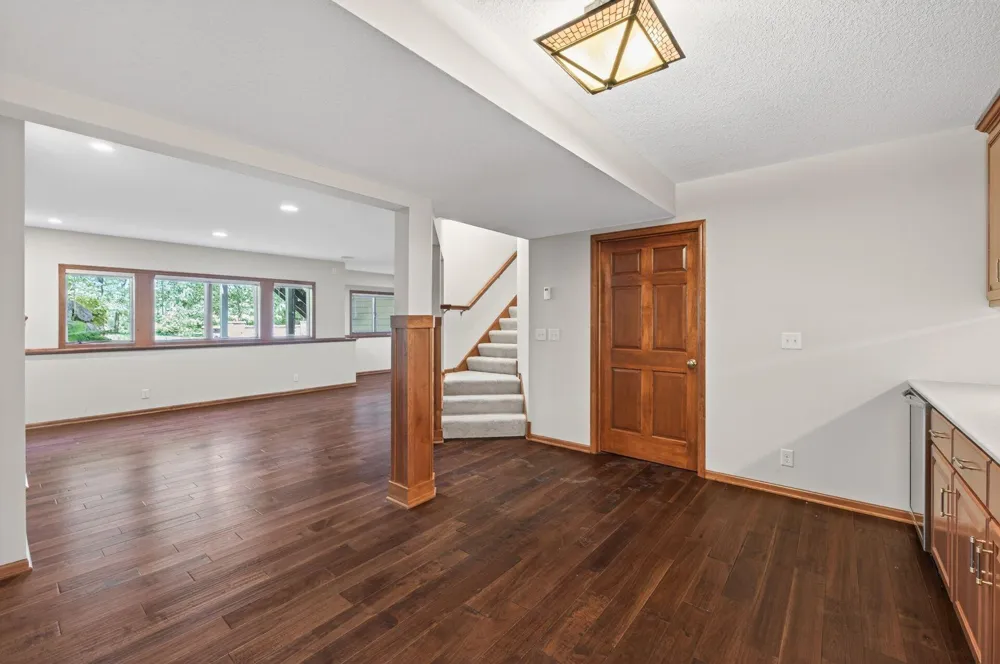 3034 Edgewater Drive Woodbury, MN 55125