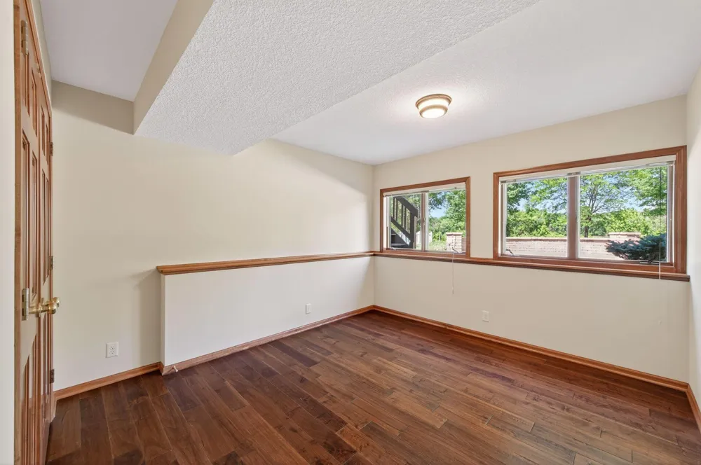 3034 Edgewater Drive Woodbury, MN 55125
