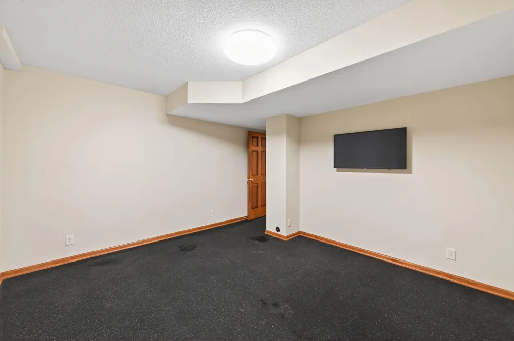 3034 Edgewater Drive Woodbury, MN 55125