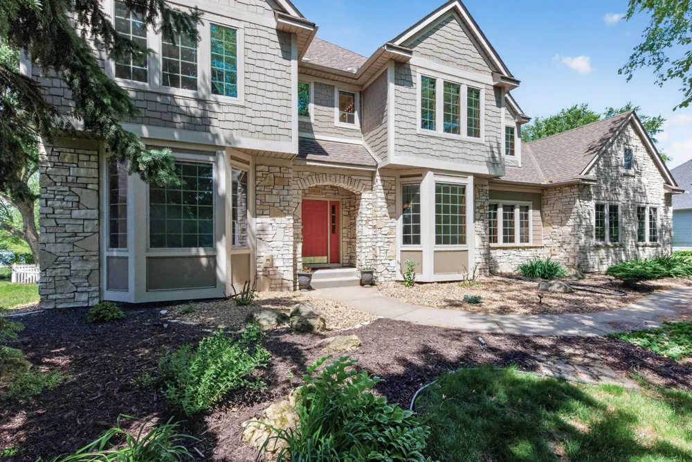 3034 Edgewater Drive Woodbury, MN 55125
