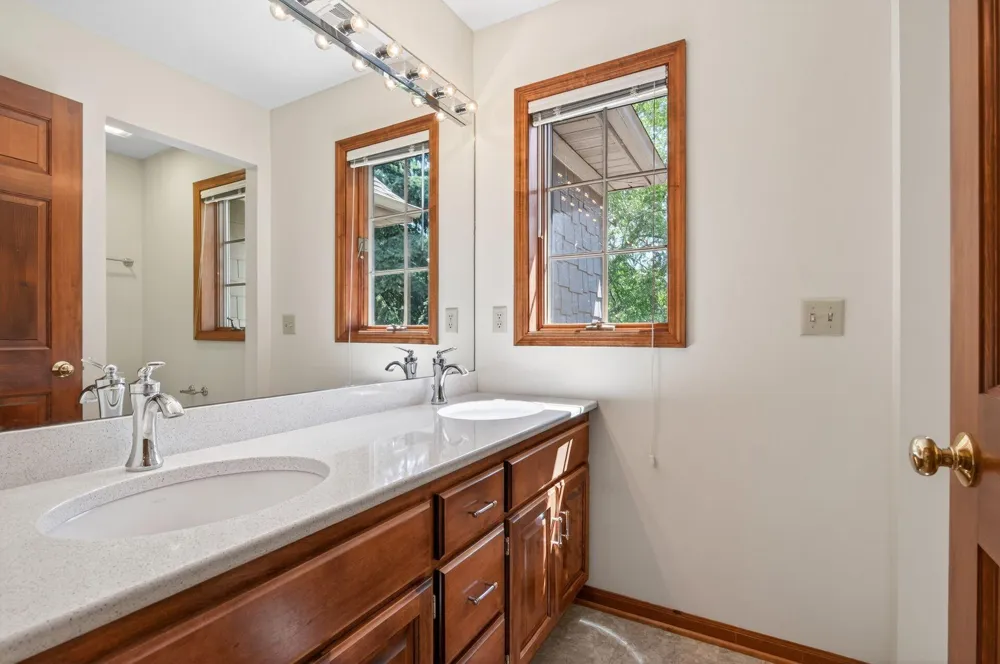 3034 Edgewater Drive Woodbury, MN 55125