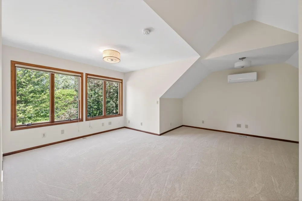 3034 Edgewater Drive Woodbury, MN 55125