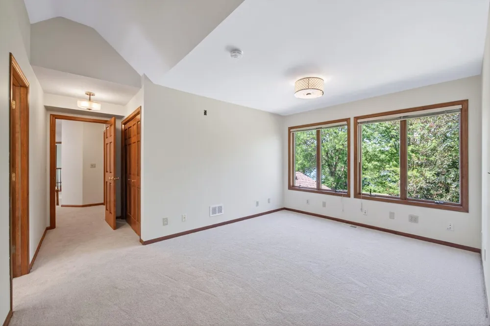 3034 Edgewater Drive Woodbury, MN 55125