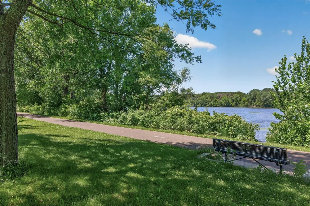 3034 Edgewater Drive Woodbury, MN 55125