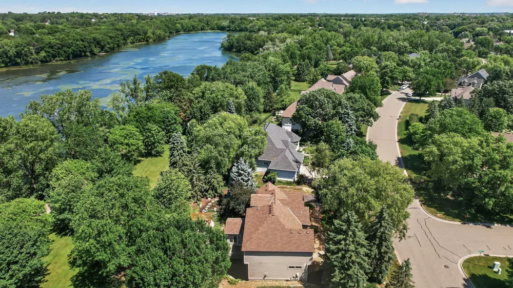 3034 Edgewater Drive Woodbury, MN 55125