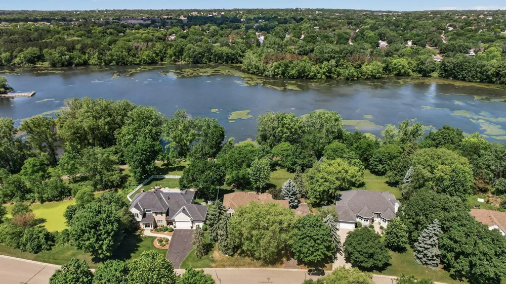 3034 Edgewater Drive Woodbury, MN 55125