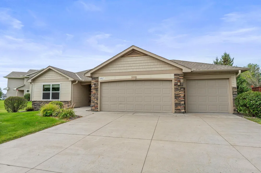 6817 90th Avenue Brooklyn Park, MN 55445