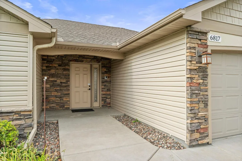 6817 90th Avenue Brooklyn Park, MN 55445