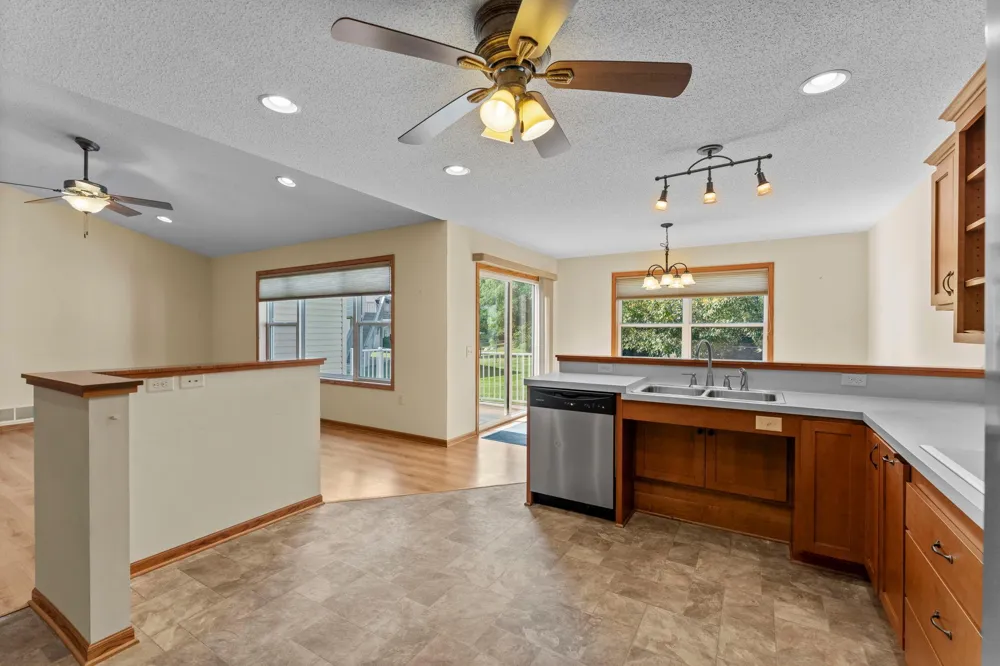6817 90th Avenue Brooklyn Park, MN 55445