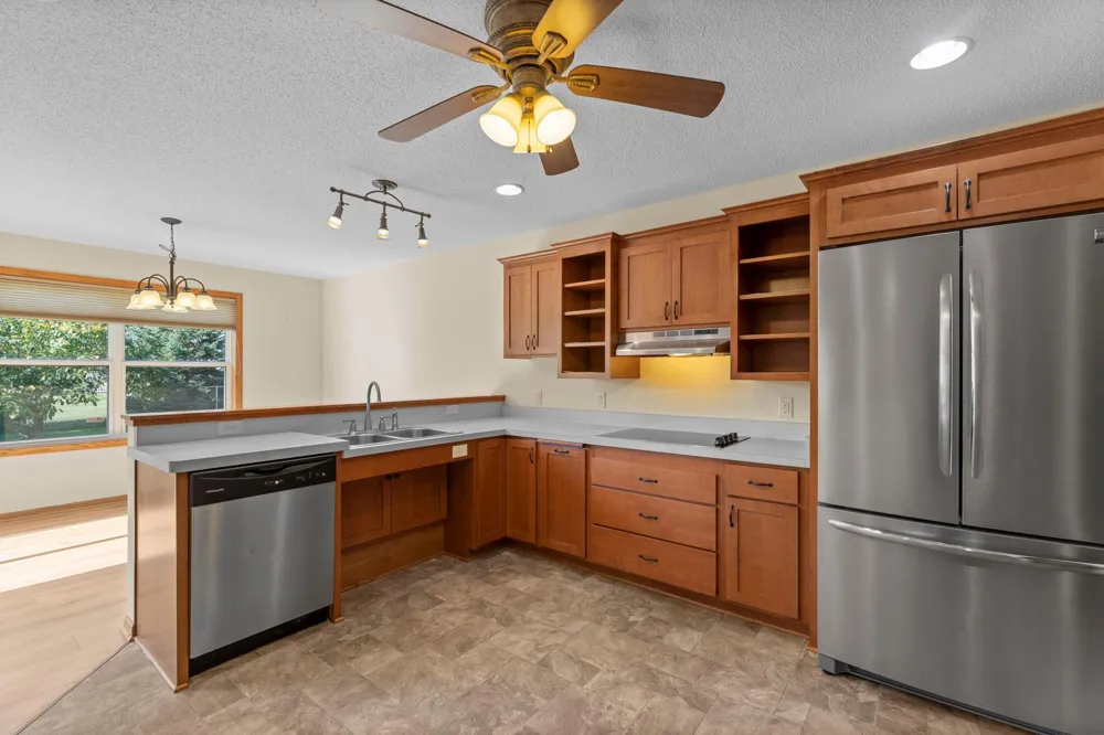6817 90th Avenue Brooklyn Park, MN 55445