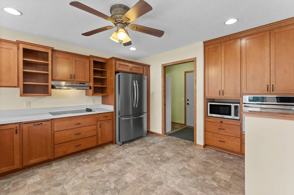6817 90th Avenue Brooklyn Park, MN 55445