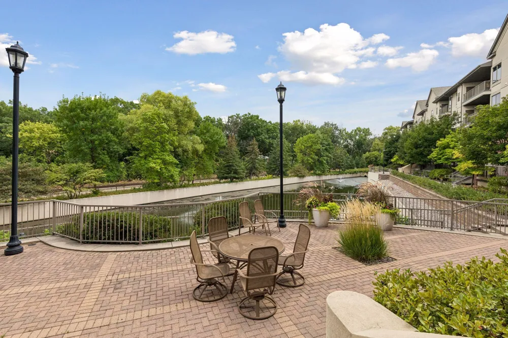 5225 Grandview Square #308 Edina, MN 55436