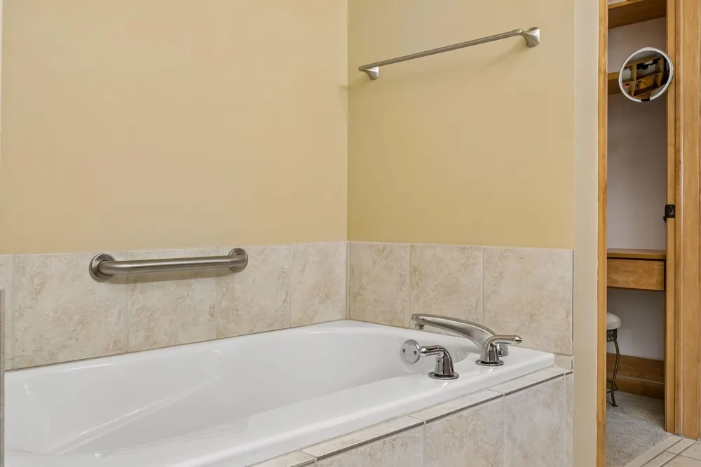 5225 Grandview Square #308 Edina, MN 55436