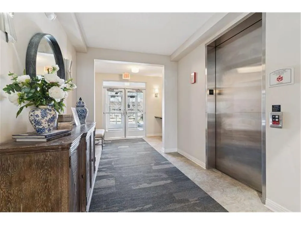 5225 Grandview Square #308 Edina, MN 55436