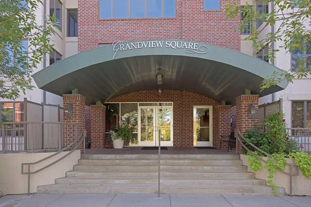 5225 Grandview Square #308 Edina, MN 55436