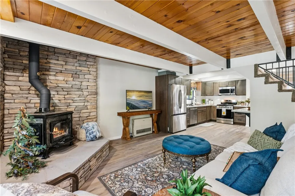 904 Angeles Big Bear City, CA 92314