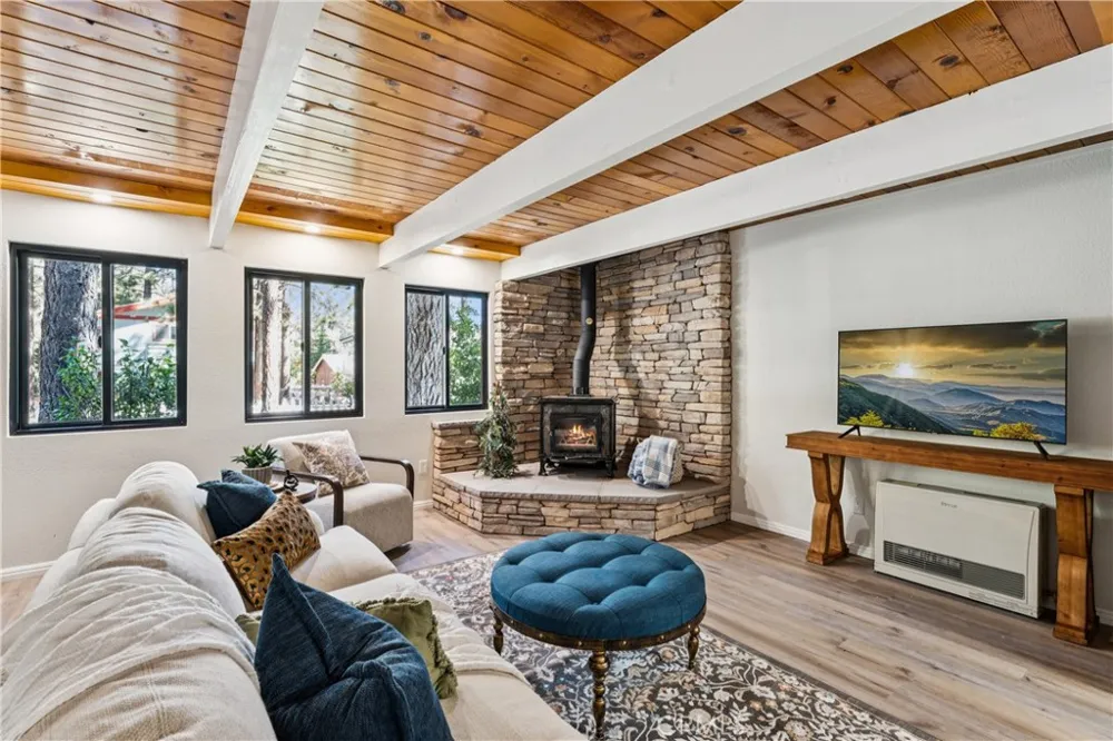 904 Angeles Big Bear City, CA 92314