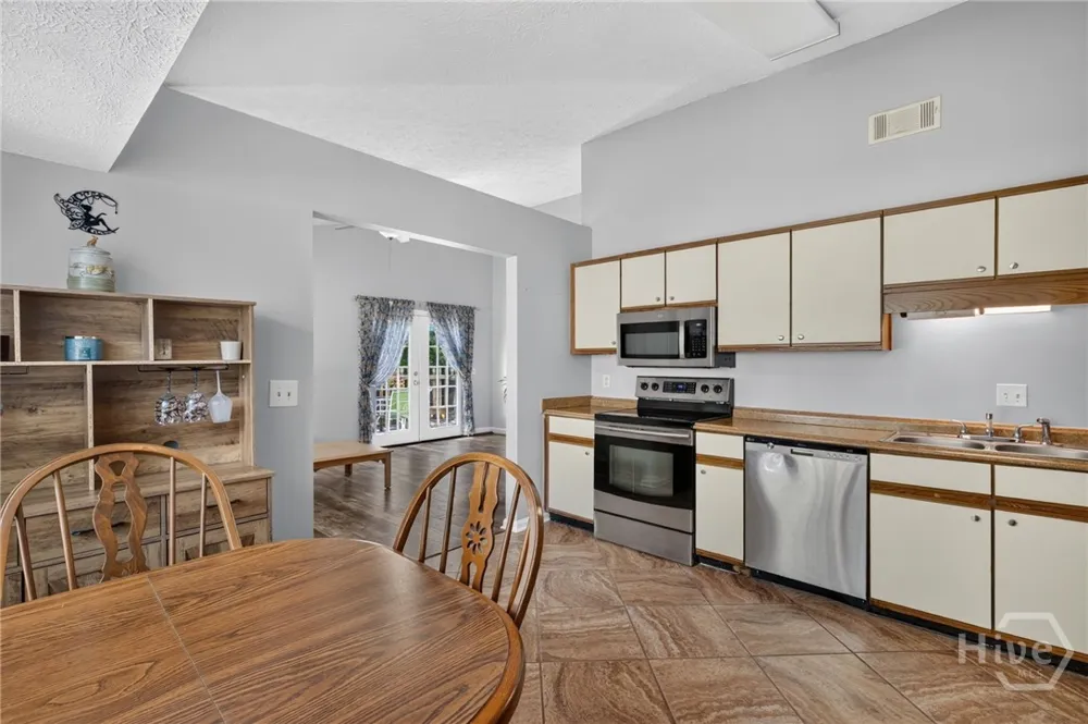 107 W White Hawthorne Drive Savannah, GA 31419