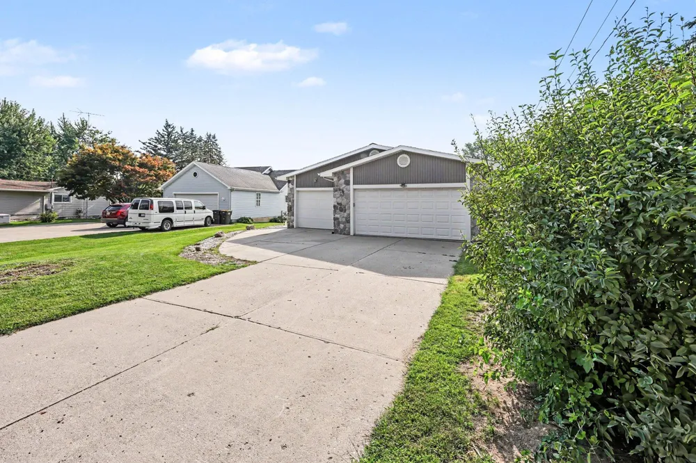 124 Claremont Circle Brooklyn, MI 49230
