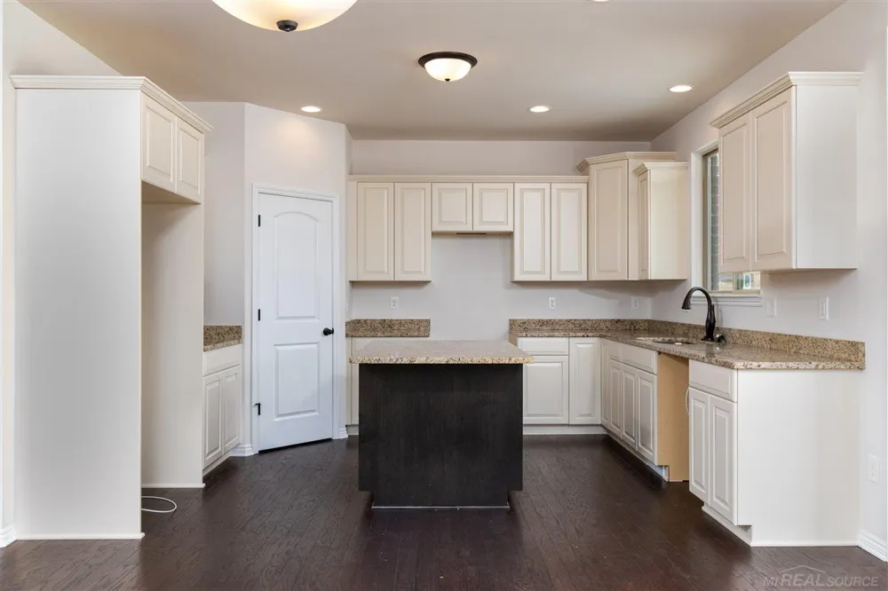 17480 Stallman Drive Macomb Township, MI 48042