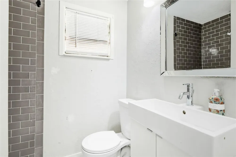 5320 MOELLER AVENUE Sarasota, FL 34233