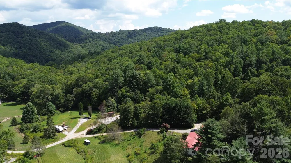 20 Triangle Road Tuckasegee, NC 28783