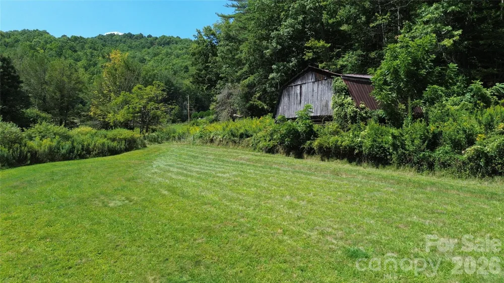 20 Triangle Road Tuckasegee, NC 28783