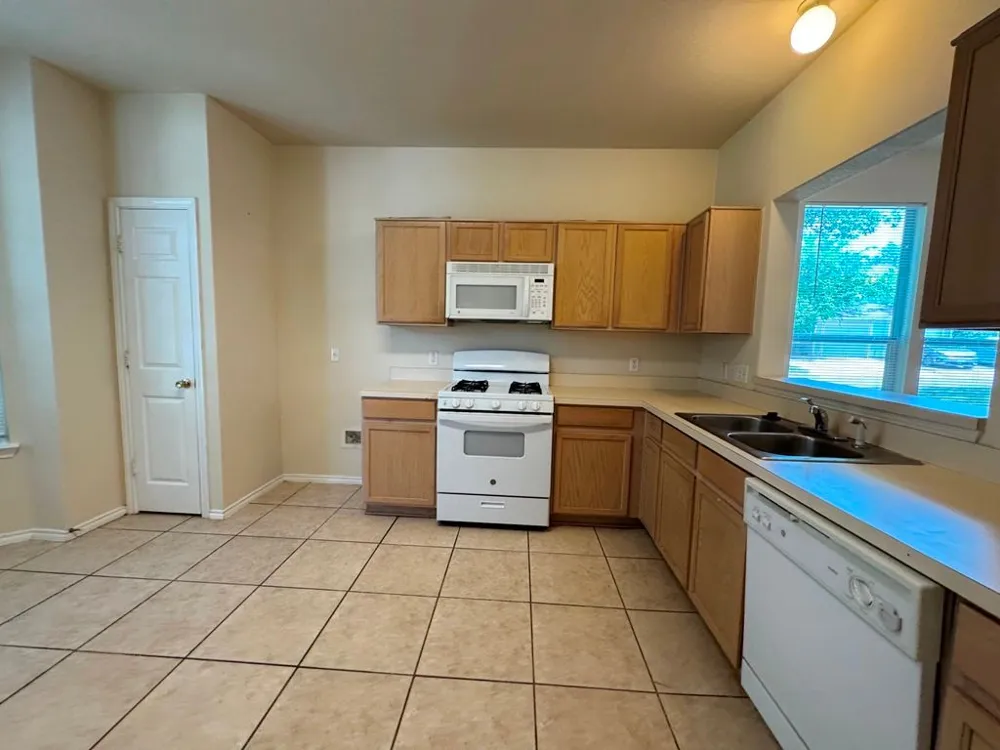251 Utterback #A Kyle, TX 78640