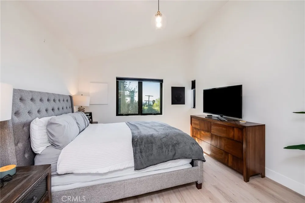 1800 Silverwood Terrace Los Angeles, CA 90026