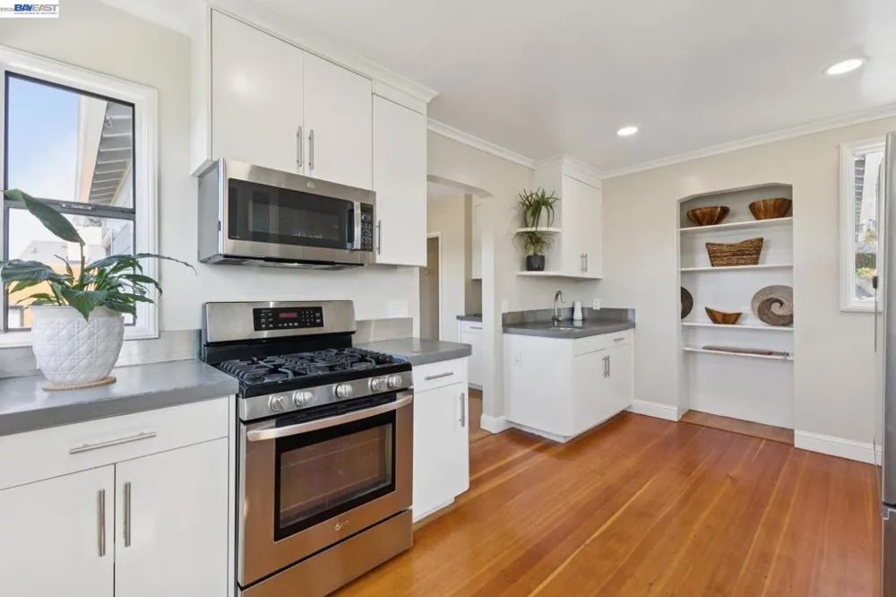8233 Golf Links Rd Oakland, CA 94605