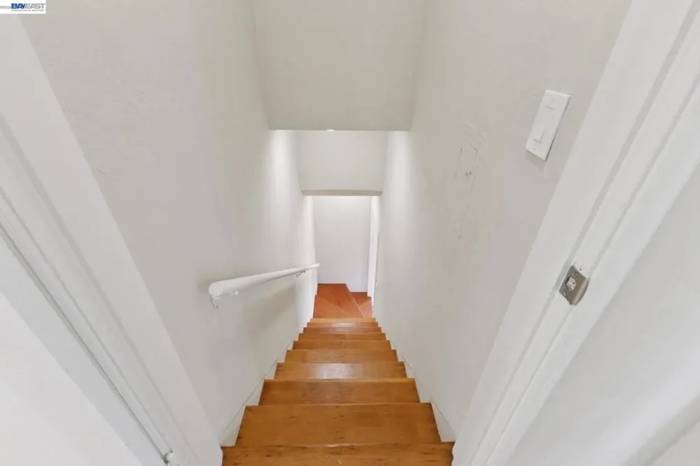 8233 Golf Links Rd Oakland, CA 94605