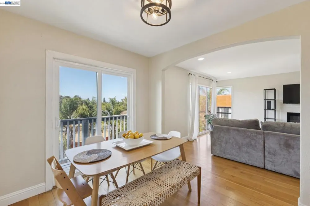 8233 Golf Links Rd Oakland, CA 94605